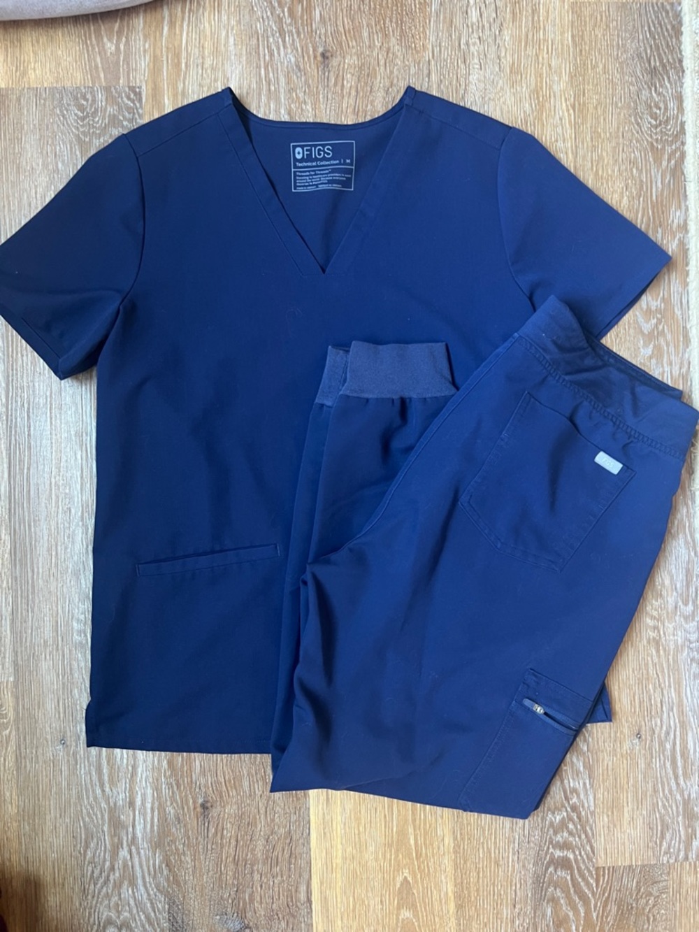 Figs navy scrub set - Zaroma jogger size large / Catarina top size medium